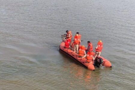 ಕೋಡಿ ಸೇತುವೆಯಲ್ಲಿ ಸ್ಕೂಟಿ, ಚಪ್ಪಲಿ ಪತ್ತೆ: ಮಹಿಳೆ ನದಿಗೆ ಹಾರಿದ ಶಂಕೆ