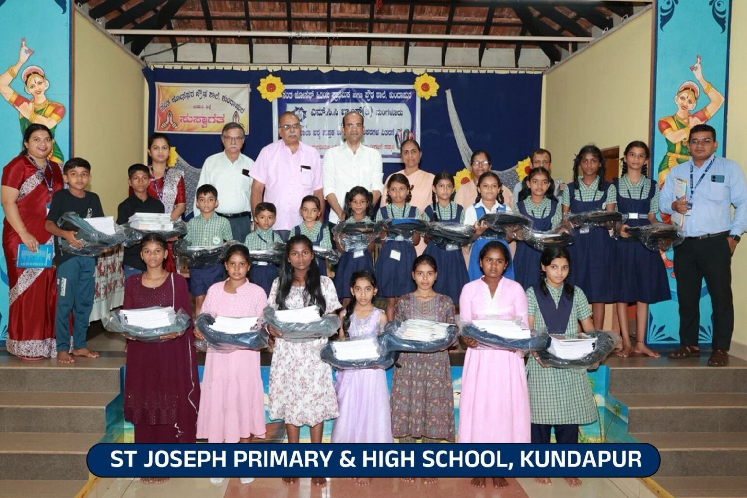 ಎಮ್.ಸಿ.ಸಿ. ಬ್ಯಾಂಕಿನಿಂದ ನೋಟ್ ಪುಸ್ತಕ, ಕೊಡೆ ಮತ್ತು ಸ್ಕೂಲ್ ಬ್ಯಾಗ್ ವಿತರಣೆ