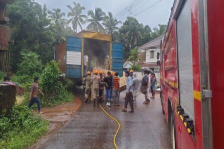 ಕಾಸರಗೋಡು-ಕಾಞಾಂಗಾಡ್ ಹೆದ್ದಾರಿಯಲ್ಲಿ ಕಂಟೈನರ್ ಲಾರಿಗೆ ಬೆಂಕಿ: ರೆಫ್ರಿಜರೇಟರ್ಗಳಿಗೆ ಹಾನಿ