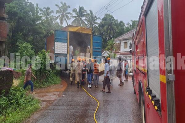 ಕಾಸರಗೋಡು-ಕಾಞಾಂಗಾಡ್ ಹೆದ್ದಾರಿಯಲ್ಲಿ ಕಂಟೈನರ್ ಲಾರಿಗೆ ಬೆಂಕಿ: ರೆಫ್ರಿಜರೇಟರ್ಗಳಿಗೆ ಹಾನಿ