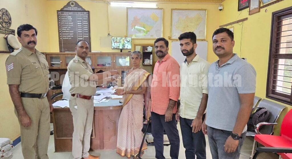 ಕಳೆದುಹೋದ ಹತ್ತು ಲಕ್ಷ ರೂಪಾಯಿ ಮೌಲ್ಯದ ಚಿನ್ನವನ್ನು ಪತ್ತೆ ಹಚ್ಚಿದ ಮೂಡಬಿದರೆ ಪೊಲೀಸರು