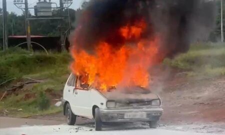 ಕಾರ್ಕಳ: ಚಲಿಸುತ್ತಿರುವಾಗಲೇ ಹೊತ್ತಿ ಉರಿದ ಮಾರುತಿ 800 ಕಾರು