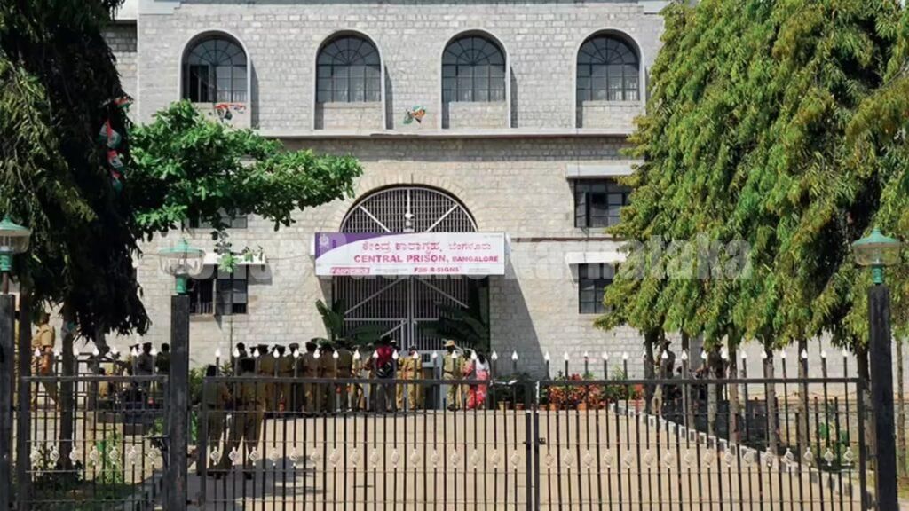 ಕೈದಿಗಳಿಗೆ ತಂಬಾಕು, ಮಾದಕವಾಸ್ತು ಪೂರೈಕೆ : ಪರಪ್ಪನ ಅಗ್ರಹಾರ ಜೈಲಿನ ವಾರ್ಡನ್ ಅರೆಸ್ಟ್..!