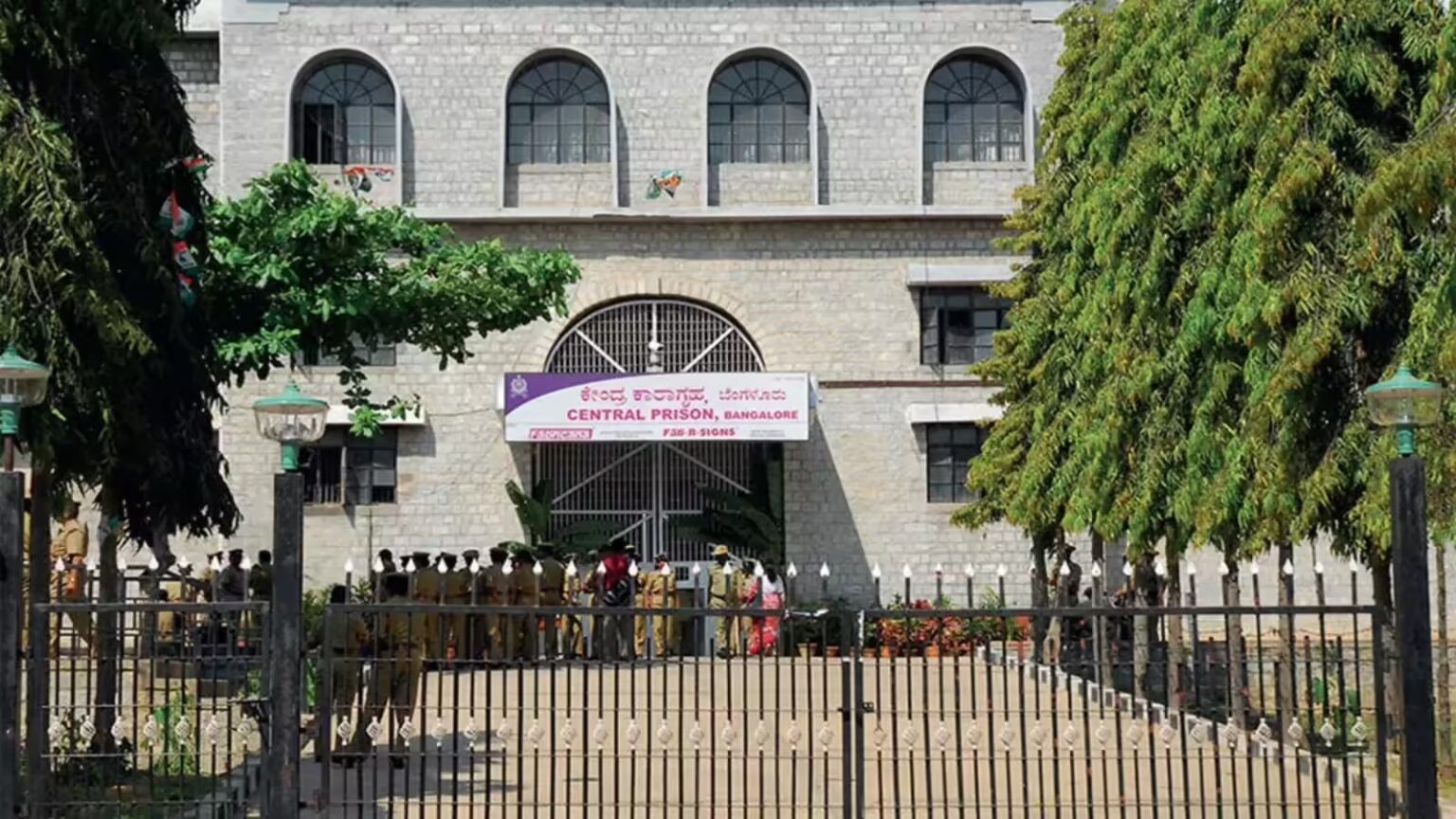 ಕೈದಿಗಳಿಗೆ ತಂಬಾಕು, ಮಾದಕವಾಸ್ತು ಪೂರೈಕೆ : ಪರಪ್ಪನ ಅಗ್ರಹಾರ ಜೈಲಿನ ವಾರ್ಡನ್ ಅರೆಸ್ಟ್..!