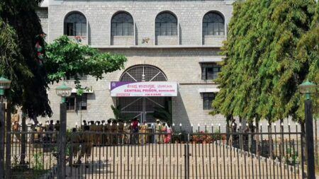 ಕೈದಿಗಳಿಗೆ ತಂಬಾಕು, ಮಾದಕವಾಸ್ತು ಪೂರೈಕೆ : ಪರಪ್ಪನ ಅಗ್ರಹಾರ ಜೈಲಿನ ವಾರ್ಡನ್ ಅರೆಸ್ಟ್..!