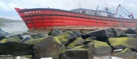 ಮಂಗಳೂರು: ಇಂಜಿನ್ ವೈಫಲ್ಯಗೊಂಡು ಮೀನುಗಾರಿಕಾ ಬೋಟ್ ಪಲ್ಟಿ- ಅಪಾರ ನಷ್ಟ