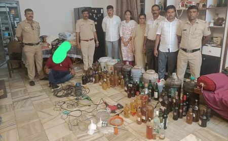 ಅಬಕಾರಿ ದಾಳಿ: ನಕಲಿ ವೈನ್ ಸೇರಿದಂತೆ ಲಕ್ಷಾಂತರ ಮೌಲ್ಯದ ವಸ್ತು ಜಪ್ತಿ