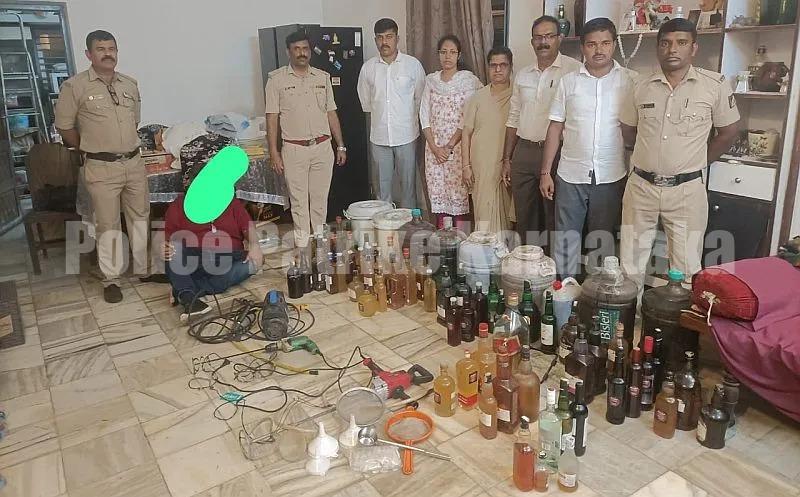 ಅಬಕಾರಿ ದಾಳಿ: ನಕಲಿ ವೈನ್ ಸೇರಿದಂತೆ ಲಕ್ಷಾಂತರ ಮೌಲ್ಯದ ವಸ್ತು ಜಪ್ತಿ