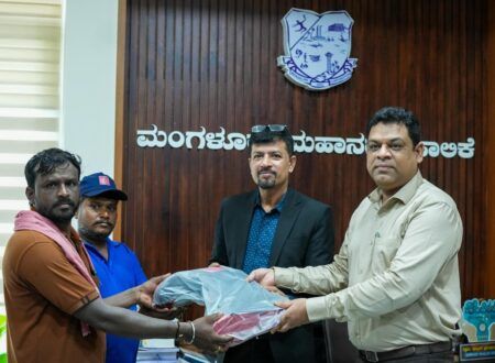 ರೋಹನ್ ಕಾರ್ಪೊರೇಶನ್ ವತಿಯಿಂದ ಮಂಗಳೂರು ಮಹಾನಗರ ಪಾಲಿಕೆಯ ಪೌರ ಕಾರ್ಮಿಕರಿಗೆ ಸುರಕ್ಷತಾ ಪಾದರಕ್ಷೆಗಳ ವಿತರಣೆ