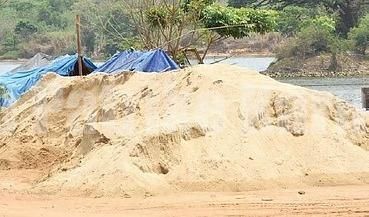 ಮಂಗಳೂರು : ಅಕ್ರಮ ಮರಳು ಸಾಗಾಟ- ಪೊಲೀಸರಿಂದ ದಾಳಿ