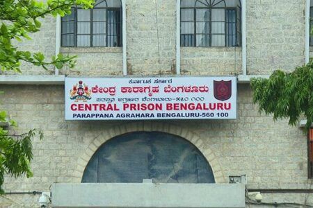 ಪರಪ್ಪನ ಅಗ್ರಹಾರ ಜೈಲಿನ ಕಳ್ಳಾಟ ಮತ್ತೊಮ್ಮೆ ಬಯಲು : ಸ್ಮಾರ್ಟ್ ಫೋನ್ ಒಯ್ಯುವಾಗ ಸಿಗಿಬಿದ್ದ ಸಿಬ್ಬಂದಿ