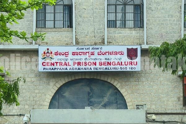 ಪರಪ್ಪನ ಅಗ್ರಹಾರ ಜೈಲಿನ ಕಳ್ಳಾಟ ಮತ್ತೊಮ್ಮೆ ಬಯಲು : ಸ್ಮಾರ್ಟ್ ಫೋನ್ ಒಯ್ಯುವಾಗ ಸಿಗಿಬಿದ್ದ ಸಿಬ್ಬಂದಿ