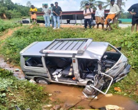 ವಿಟ್ಲ: ವೀಲ್ ತುಂಡಾಗಿ ಓಮ್ನಿ ಕಾರು ಪಲ್ಟಿ..!