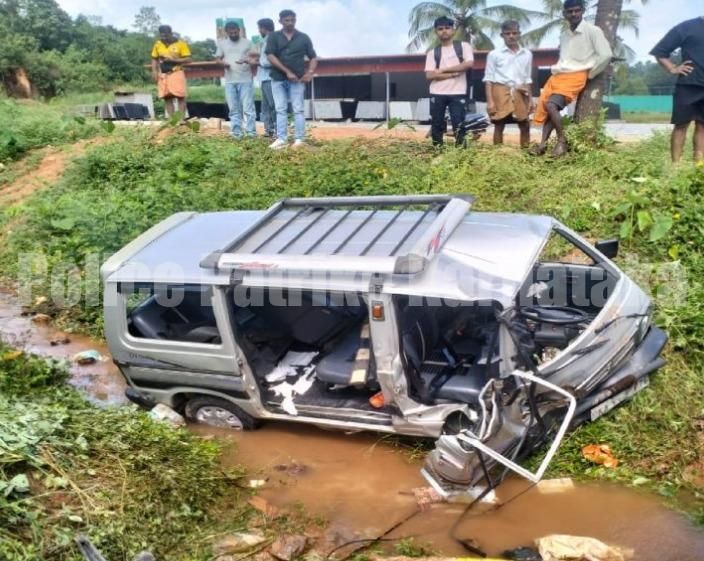 ವಿಟ್ಲ: ವೀಲ್ ತುಂಡಾಗಿ ಓಮ್ನಿ ಕಾರು ಪಲ್ಟಿ..!