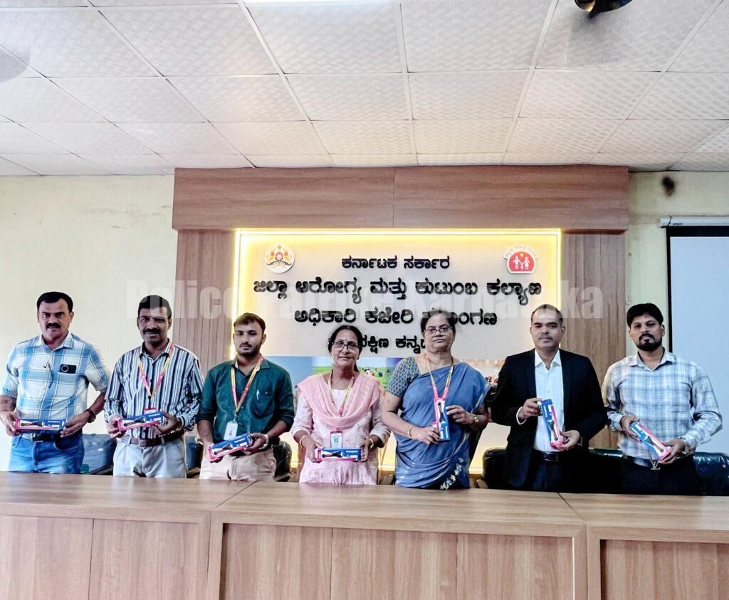 ರೋಹನ್ ಕಾರ್ಪೊರೇಶನ್ ವತಿಯಿಂದ ಆರೋಗ್ಯ ಇಲಾಖೆಗೆ 100 ಟಾರ್ಚ್ಗಳ ವಿತರಣೆ