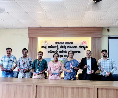 ರೋಹನ್ ಕಾರ್ಪೊರೇಶನ್ ವತಿಯಿಂದ ಆರೋಗ್ಯ ಇಲಾಖೆಗೆ 100 ಟಾರ್ಚ್ಗಳ ವಿತರಣೆ