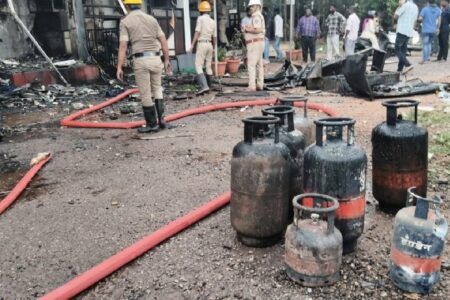ಉಡುಪಿ: ಸಿಲಿಂಡರ್ ಸ್ಪೋಟಗೊಂಡು ಹೊತ್ತಿ ಉರಿದ ಹೊಟೇಲ್..!