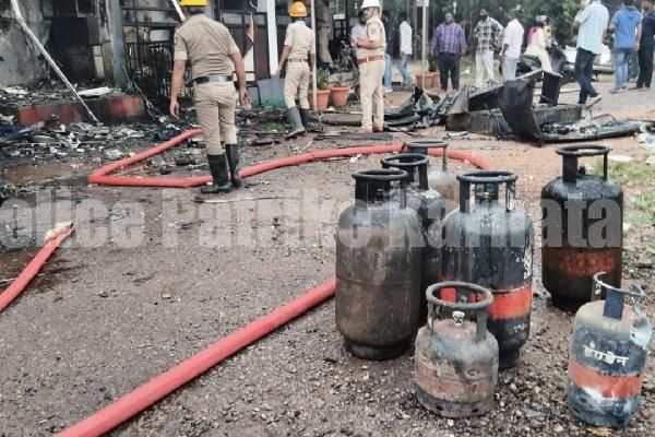 ಉಡುಪಿ: ಸಿಲಿಂಡರ್ ಸ್ಪೋಟಗೊಂಡು ಹೊತ್ತಿ ಉರಿದ ಹೊಟೇಲ್..!