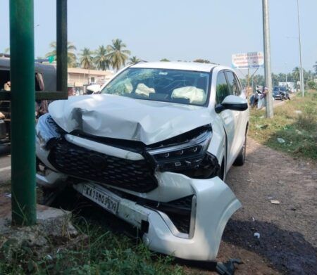 ಬಸ್ ನಿಲ್ದಾಣಕ್ಕೆ ಕಾರು ಡಿಕ್ಕಿ – ಚಾಲಕನಿಗೆ ಗಾಯ..!!