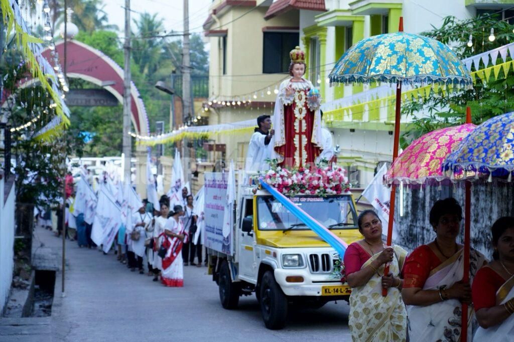 ಬಾಲ ಯೇಸುವಿನ ವಾರ್ಷಿಕ ಮಹೋತ್ಸವಕ್ಕೆ ಸಿದ್ಧತೆ: ಕೊರ್ಡೆಲ್ ಚರ್ಚ್ ನಿಂದ ಬಿಕರ್ನಕಟ್ಟೆ ಬಾಲ ಯೇಸುವಿನ ಪುಣ್ಯಕ್ಷೇತ್ರದ ವರೆಗೆ ಭಕ್ತಿಭಾವಪೂರ್ಣ ಹೊರೆ ಕಾಣಿಕೆ ಮೆರವಣಿಗೆ