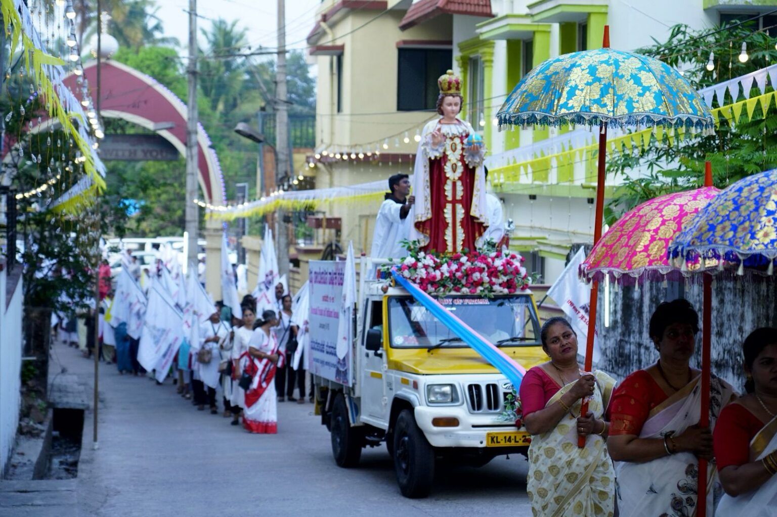 ಬಾಲ ಯೇಸುವಿನ ವಾರ್ಷಿಕ ಮಹೋತ್ಸವಕ್ಕೆ ಸಿದ್ಧತೆ: ಕೊರ್ಡೆಲ್ ಚರ್ಚ್ ನಿಂದ ಬಿಕರ್ನಕಟ್ಟೆ ಬಾಲ ಯೇಸುವಿನ ಪುಣ್ಯಕ್ಷೇತ್ರದ ವರೆಗೆ ಭಕ್ತಿಭಾವಪೂರ್ಣ ಹೊರೆ ಕಾಣಿಕೆ ಮೆರವಣಿಗೆ