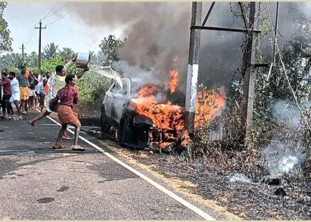 ಪುತ್ತೂರು : ವಿದ್ಯುತ್ ಕಂಬದ ಬಳಿ ನಿಲ್ಲಿಸಿದ್ದ ಕಾರು ಬೆಂಕಿಗಾಹುತಿ..!!