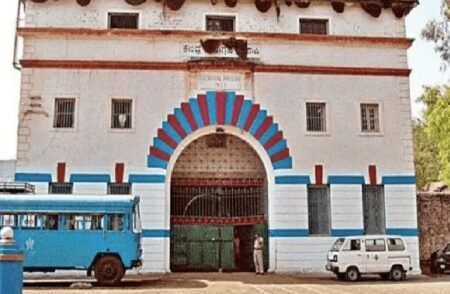 ಜೈಲಿನಲ್ಲಿ ಹೊಡೆದಾಡಿಕೊಂಡ ಕೈದಿಗಳು: ಕಲ್ಲಿನಿಂದ ಜಜ್ಜಿ ಗಾಯ