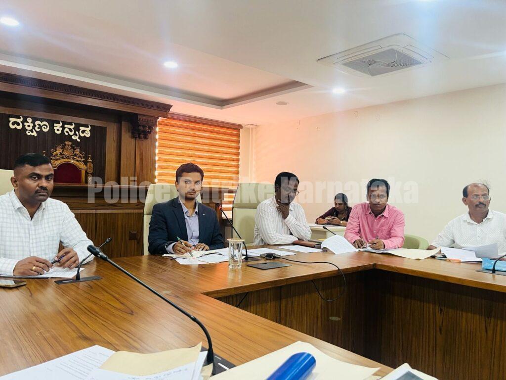 ಮಂಗಳೂರು: ಅಂಗಡಿ, ಹೋಟೆಲ್, ಕಂಪೆನಿ, ಕಚೇರಿ ಸಹಿತ ಎಲ್ಲ ಕಡೆಗಳಲ್ಲೂ ನಾಮಫಲಕಗಳಲ್ಲಿ ಕನ್ನಡ ಕಡ್ಡಾಯ