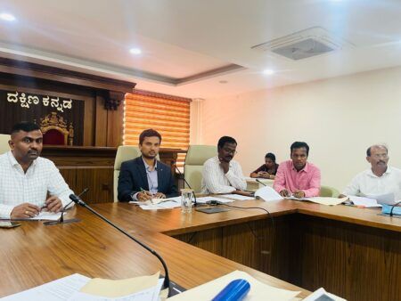 ಮಂಗಳೂರು: ಅಂಗಡಿ, ಹೋಟೆಲ್, ಕಂಪೆನಿ, ಕಚೇರಿ ಸಹಿತ ಎಲ್ಲ ಕಡೆಗಳಲ್ಲೂ ನಾಮಫಲಕಗಳಲ್ಲಿ ಕನ್ನಡ ಕಡ್ಡಾಯ