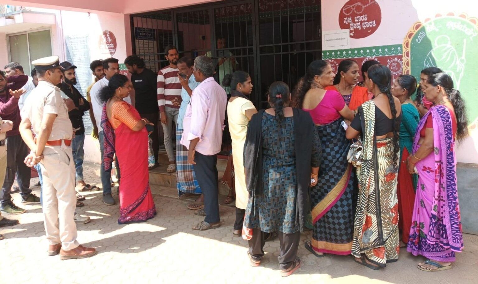 ಬಂಟ್ವಾಳ : ನೀರಿನ ಸಮಸ್ಯೆ, ಪುರಸಭಾ ಕಛೇರಿಗೆ ಬೀಗ ಜಡಿದ ಗ್ರಾಮಸ್ಥರು