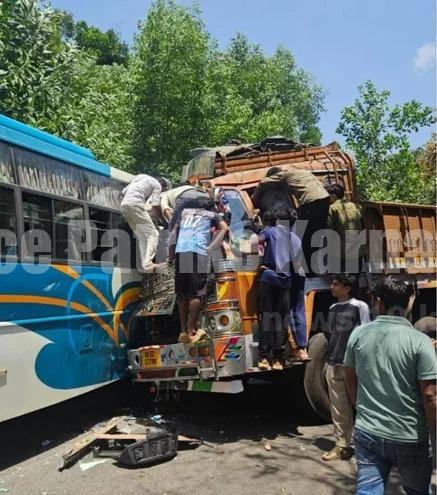 ಮಂಗಳೂರು: ಭೀಕರ ರಸ್ತೆ ಅಪಘಾತ-ಎಕ್ಸ್ಪ್ರೆಸ್ ಬಸ್ ಕಂಟೈನರ್ ಲಾರಿಗೆ ಡಿಕ್ಕಿ