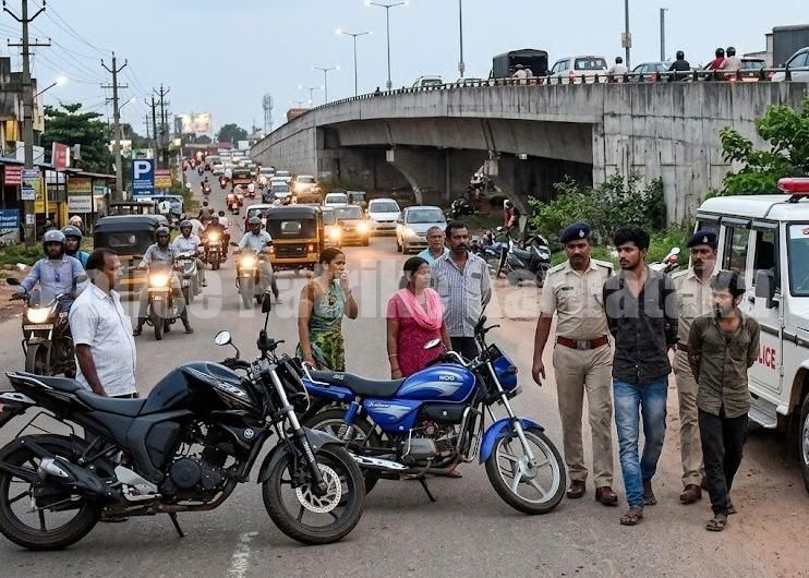 ಮಂಗಳೂರು : ಸಂಚಾರಕ್ಕೆ ಅಡ್ಡಿ ಆರೋಪ – ಇಬ್ಬರ ವಿರುದ್ಧ ಪ್ರಕರಣ ದಾಖಲು