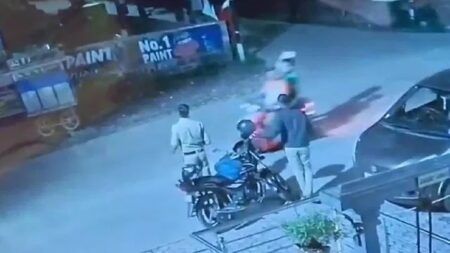 ರಾತ್ರಿ ಕರ್ತವ್ಯದಲ್ಲಿದ್ದ ಪೊಲೀಸರ ಮೇಲೆ ಹಲ್ಲೆ – ಆರೋಪಿಗಳಿಗಾಗಿ ತೀವ್ರ ಹುಡುಕಾಟ