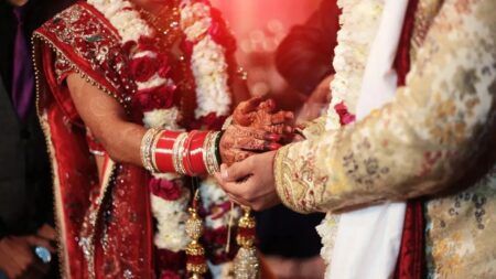 ಅಕ್ಕ-ತಮ್ಮ ಸಂಬಂಧದ ನಡುವೆಯೂ ಪ್ರೇಮ ವಿವಾಹ, ನವಜೋಡಿಯಿಂದ ಪೊಲೀಸ್ ರಕ್ಷಣೆ ಕೋರಿಕೆ