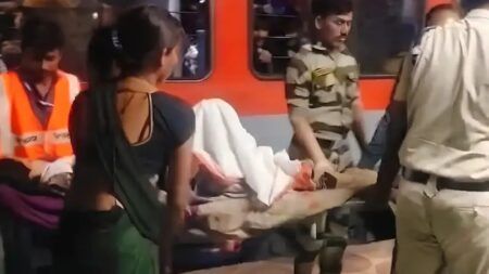 ಆರ್ಪಿಎಫ್ ಹಾಗೂ ಸಹ ಪ್ರಯಾಣಿಕರ ನೆರವಿನಿಂದ ರೈಲಿನಲ್ಲೇ ಯಶಸ್ವಿ ಹೆರಿಗೆ