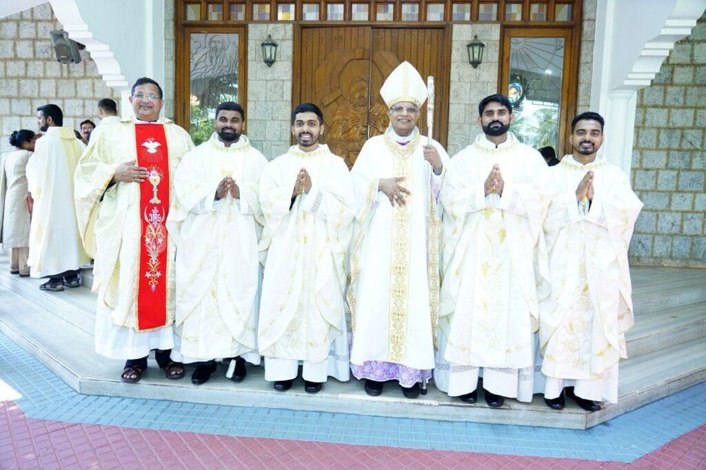ಬಿಕರ್ನಕಟ್ಟೆಯ ಬಾಲ ಯೇಸುವಿನ ಪುಣ್ಯಕ್ಷೇತ್ರದಲ್ಲಿ ನಾಲ್ಕು ಮಂದಿ ಕಾರ್ಮೆಲೈಟ್ ಗುರುಗಳಿಗೆ ಪವಿತ್ರ ಗುರುದೀಕ್ಷೆ