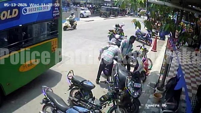 ಪೋಲಿಸ್ ಠಾಣೆ ಸಮೀಪವೇ ಕಳ್ಳತನ: ಸ್ಥಳೀಯರ ನೆರವಿನಿಂದ ಆರೋಪಿಗಳ ಸೆರೆ