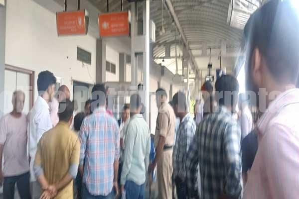 ಚಲಿಸುವ ರೈಲಿನಲ್ಲಿ ಪ್ರಯಾಣಿಕನ ಮೇಲೆ ಹಲ್ಲೆ: ಬಂಟ್ವಾಳ ನಿಲ್ದಾಣದಲ್ಲಿ ಮೂವರು ವಶಕ್ಕೆ