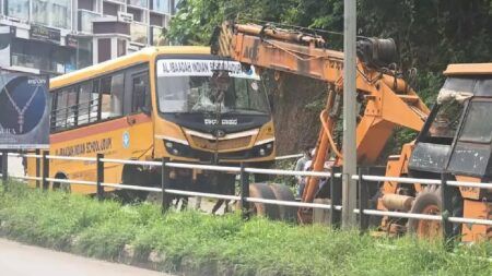 ಮಣಿಪಾಲ: ಐನಾಕ್ಸ್ ಎದುರು ಶಾಲಾ ಬಸ್ ಅಪಘಾತ—ನಿಯಂತ್ರಣ ತಪ್ಪಿ ಡಿವೈಡರ್ ಮೇಲೆ ಹತ್ತಿದ ವಾಹನ
