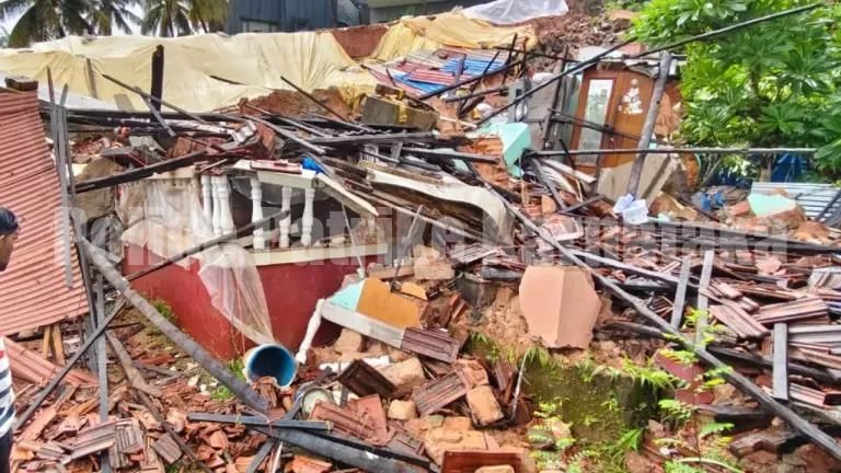 ಮಂಗಳೂರು: ಮನೆ ಮೇಲೆ ಕುಸಿದ ತಡೆಗೋಡೆ- ವಾರದ ಮುನ್ನವೇ ಸ್ಥಳಾಂತರಗೊಂಡು ಪ್ರಾಣಾಪಾಯದಿಂದ ಪಾರಾದ ಕುಟುಂಬ..!