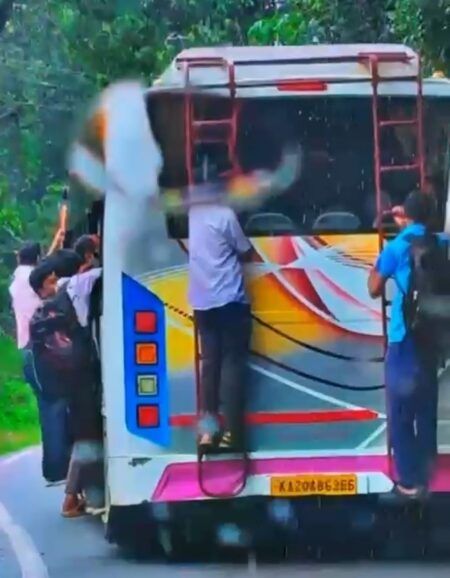 ಉಡುಪಿ: ಖಾಸಗಿ ಬಸ್ನ ಏಣಿಯಲ್ಲಿ ನೇತಾಡಿಕೊಂಡು ಪ್ರಯಾಣಿಸುತ್ತಿರುವ ವಿದ್ಯಾರ್ಥಿಗಳು- ವೀಡಿಯೋ ವೈರಲ್