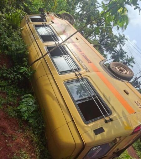 ಉಡುಪಿ: ಶಾಲಾ ಬಸ್ ಪಲ್ಟಿ..!! ಓರ್ವ ವಿದ್ಯಾರ್ಥಿ ಗಂಭೀರ