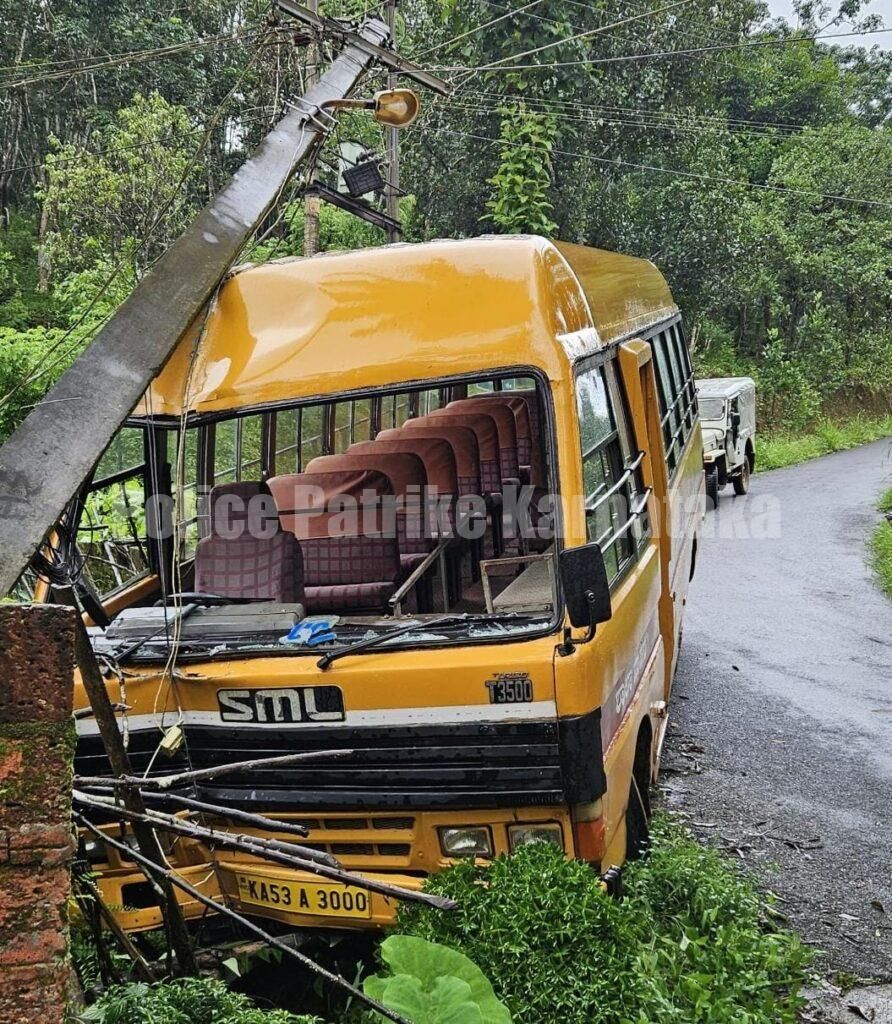 ವಿಟ್ಲ: ಚಾಲಕನ ನಿಯಂತ್ರಣ ತಪ್ಪಿ ವಿದ್ಯುತ್ ಕಂಬಕ್ಕೆ ಶಾಲಾ ಬಸ್ ಢಿಕ್ಕಿ..!! 15ಕ್ಕೂ ಹೆಚ್ಚು ಮಕ್ಕಳು ಪಾರು